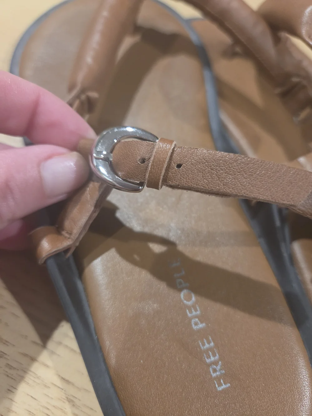 People Suncatcher Thong Sandals Cognac Brown Leather Puffy Strap Size 7 Like New